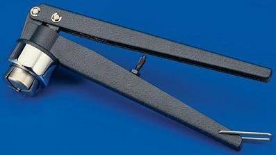 Precintadora/encapsuladora de precintos comunes, para viales de 13 mm. Marca Numak